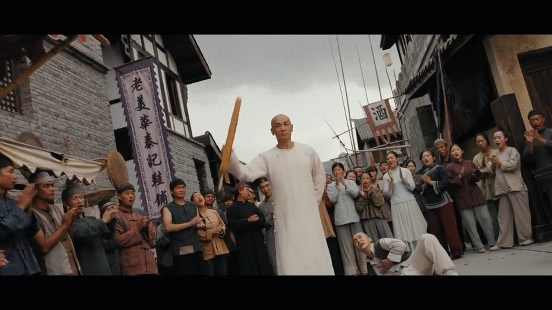 黄飞鸿这个出场亮相接雨伞的镜头足足拍了108次才成功.