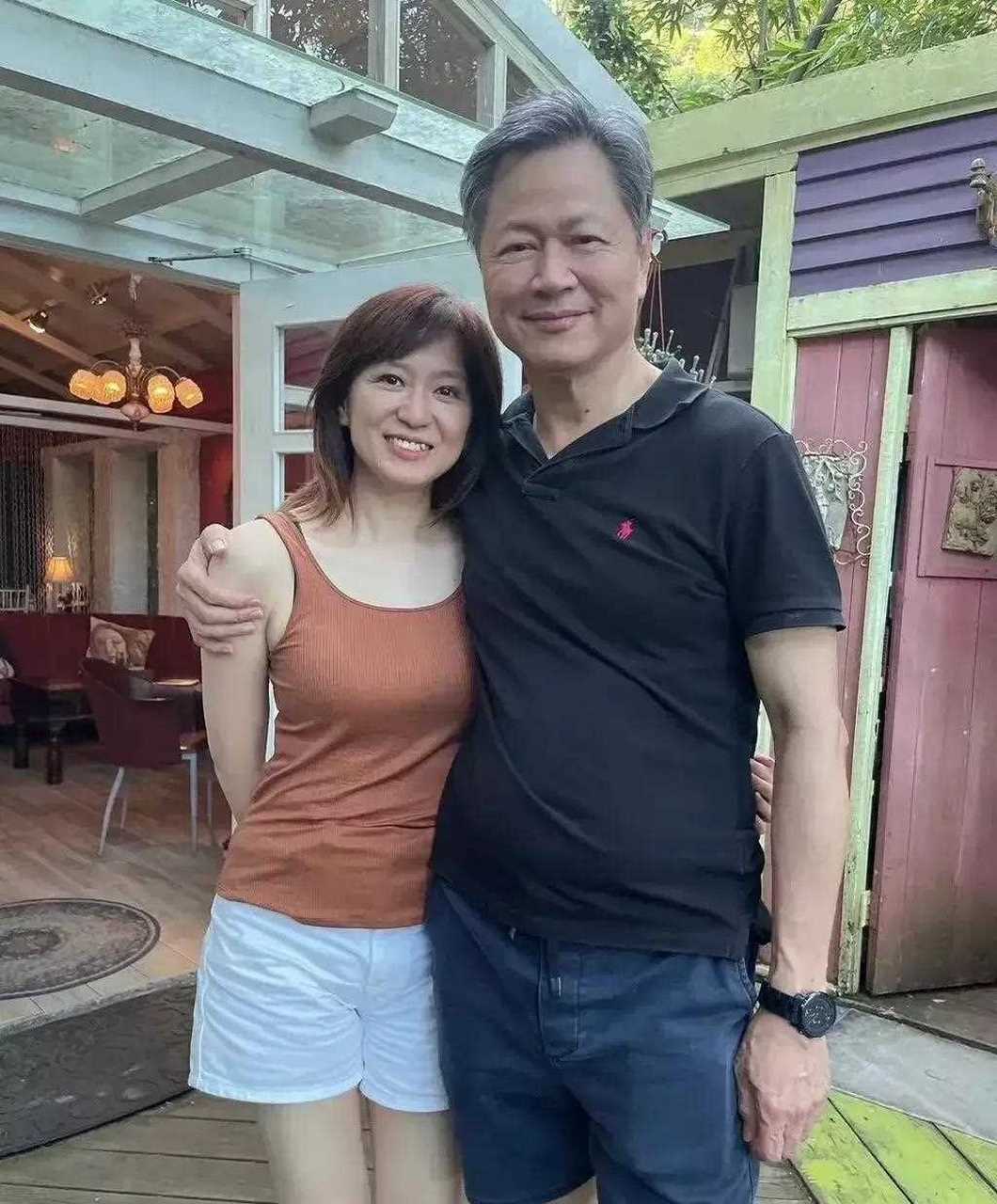 台湾教授赖岳谦与二婚妻子合影照[生日蛋糕]