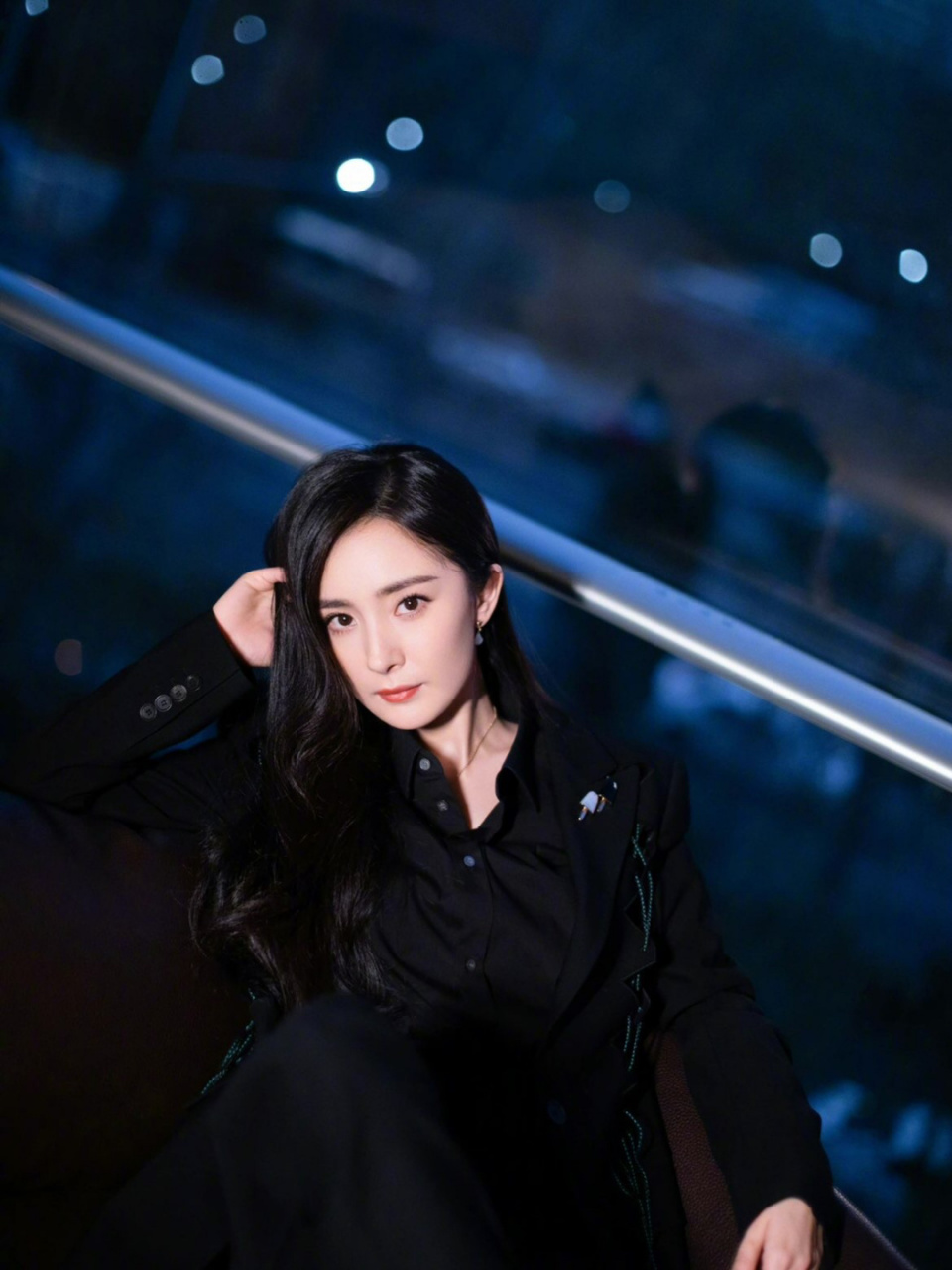 杨幂黑色西服套装活 动造型|||杨幂受邀出席盛典 ,身穿早春系列西装