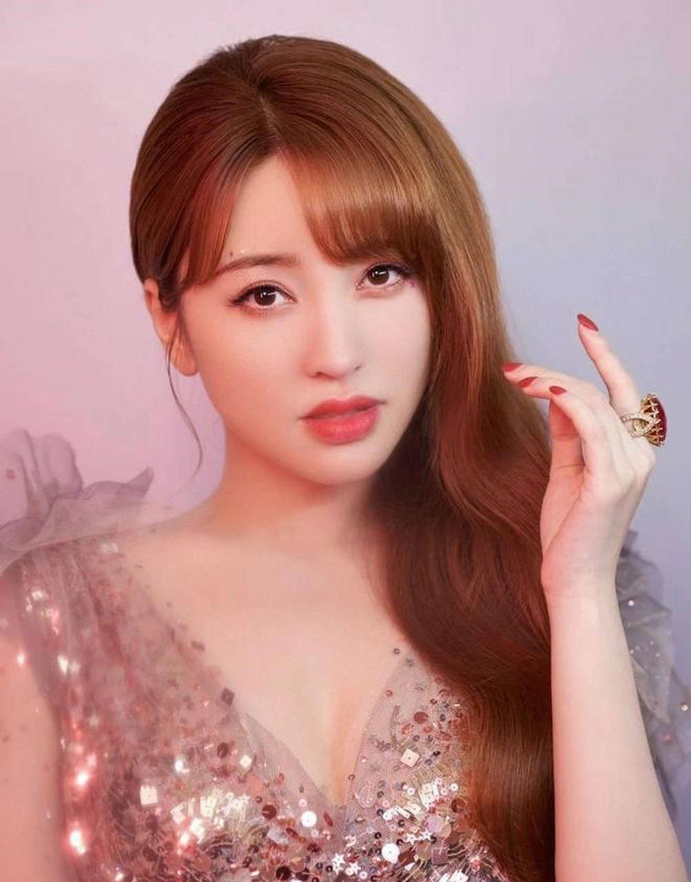 这个话题的起源是由于歌手金莎在接受《时尚芭莎》的采访时,谈到了