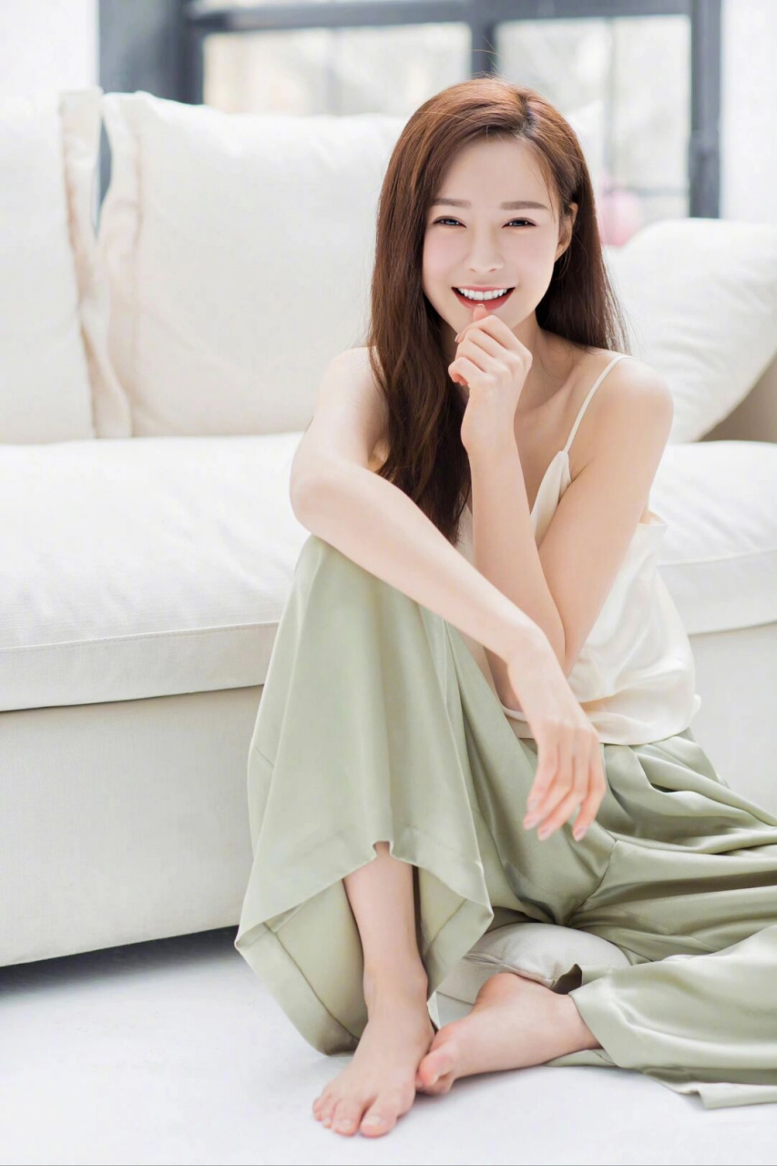 沈梦辰长相是有点青春女主的样子  作为主持人 沈梦辰功底还是不错的