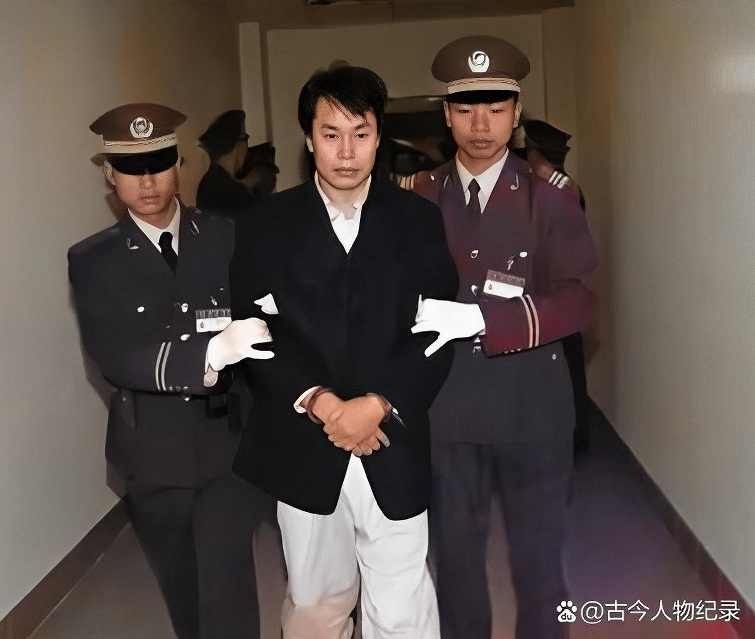 你可以看到张子强被绑起来,即将被押送到刑场.