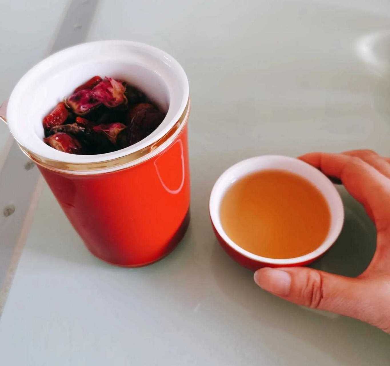 诺丽果干是我新买的,据说有很多功效,味道不太好,我又加入了红枣枸杞