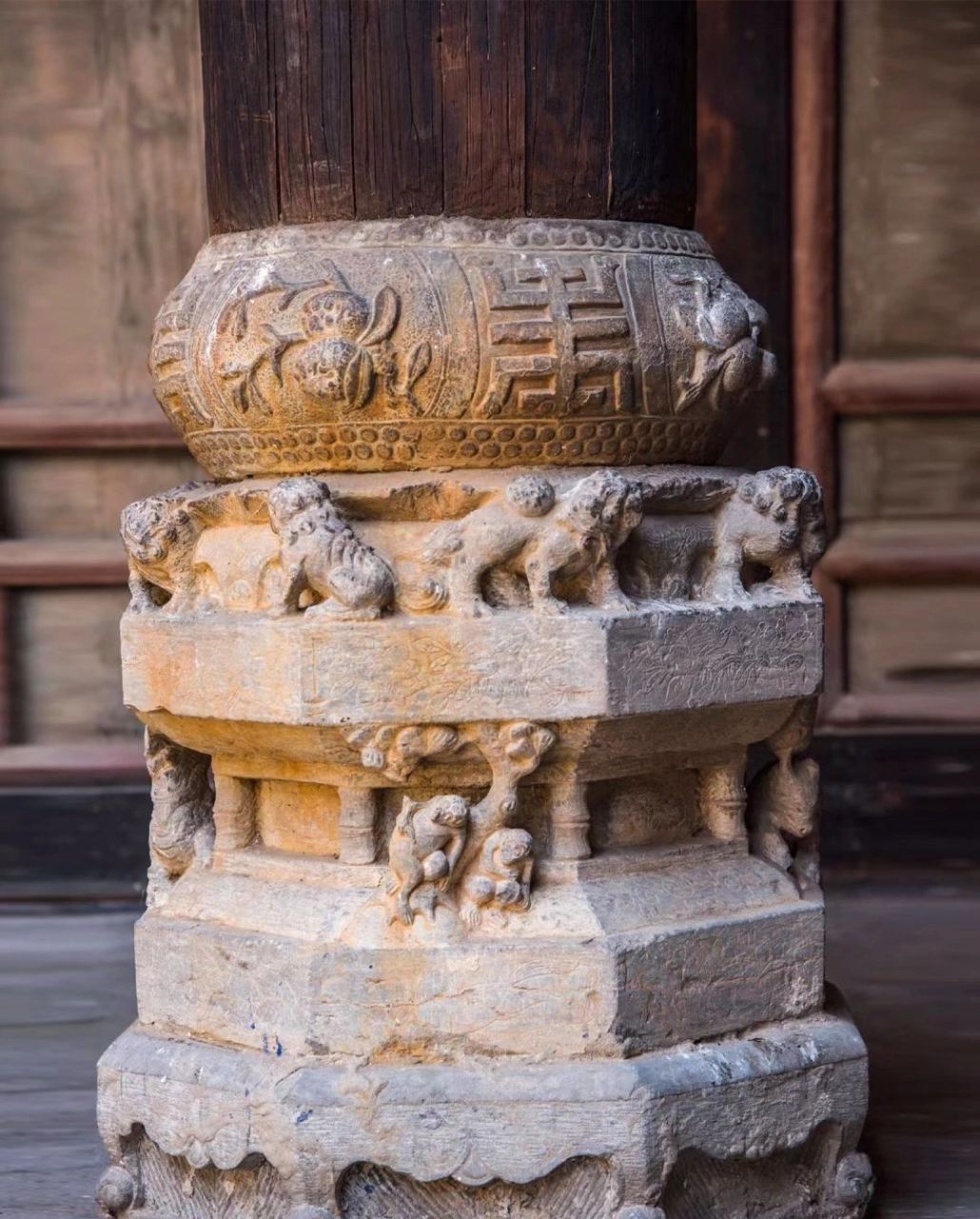 柱础—徽派古建筑详解 柱础是徽派建筑的重要构件,大多为石质,它是