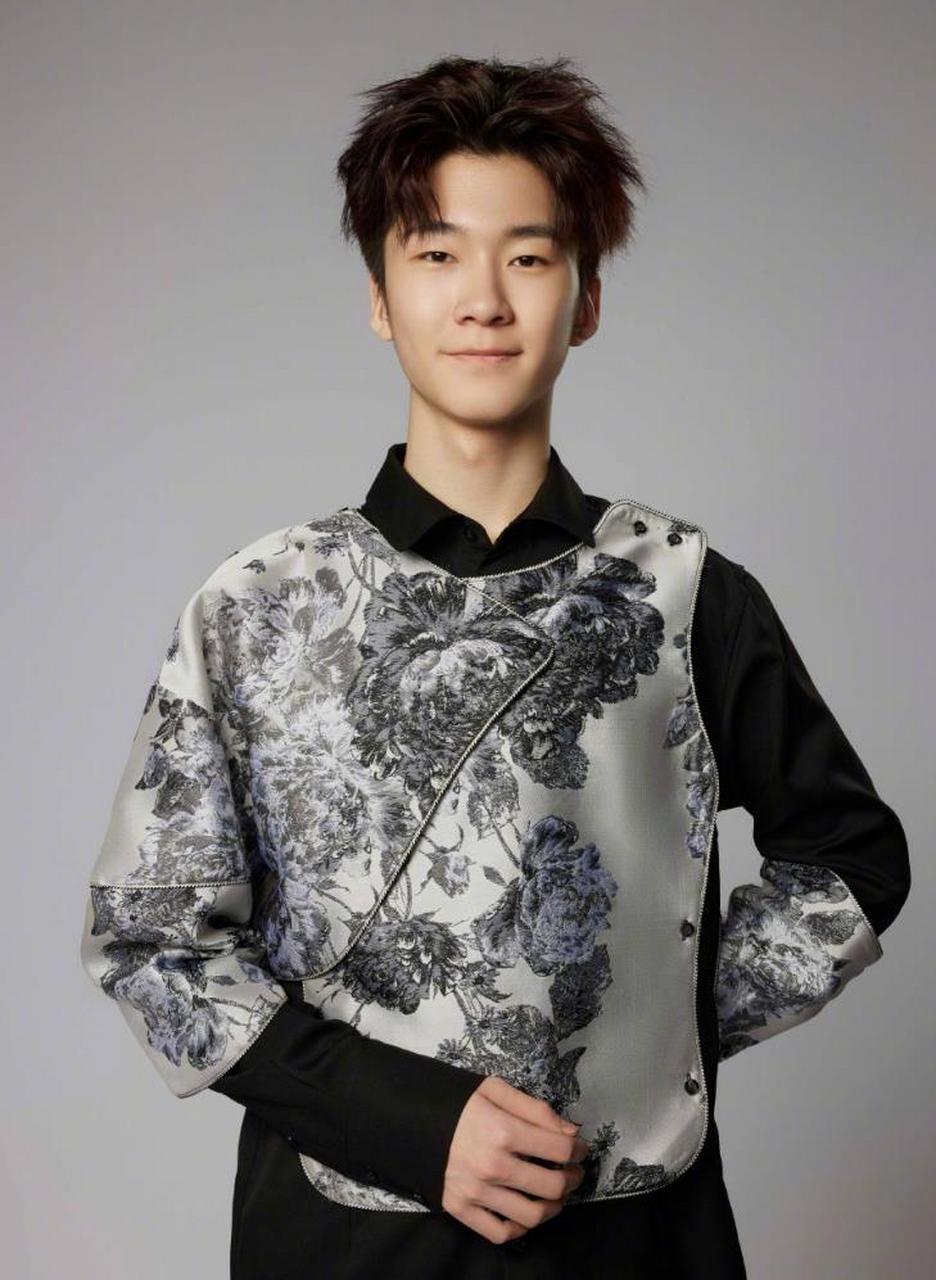 张亮儿子张天天15岁近照# 张亮儿子张天天仅有15岁,但身高已经达到