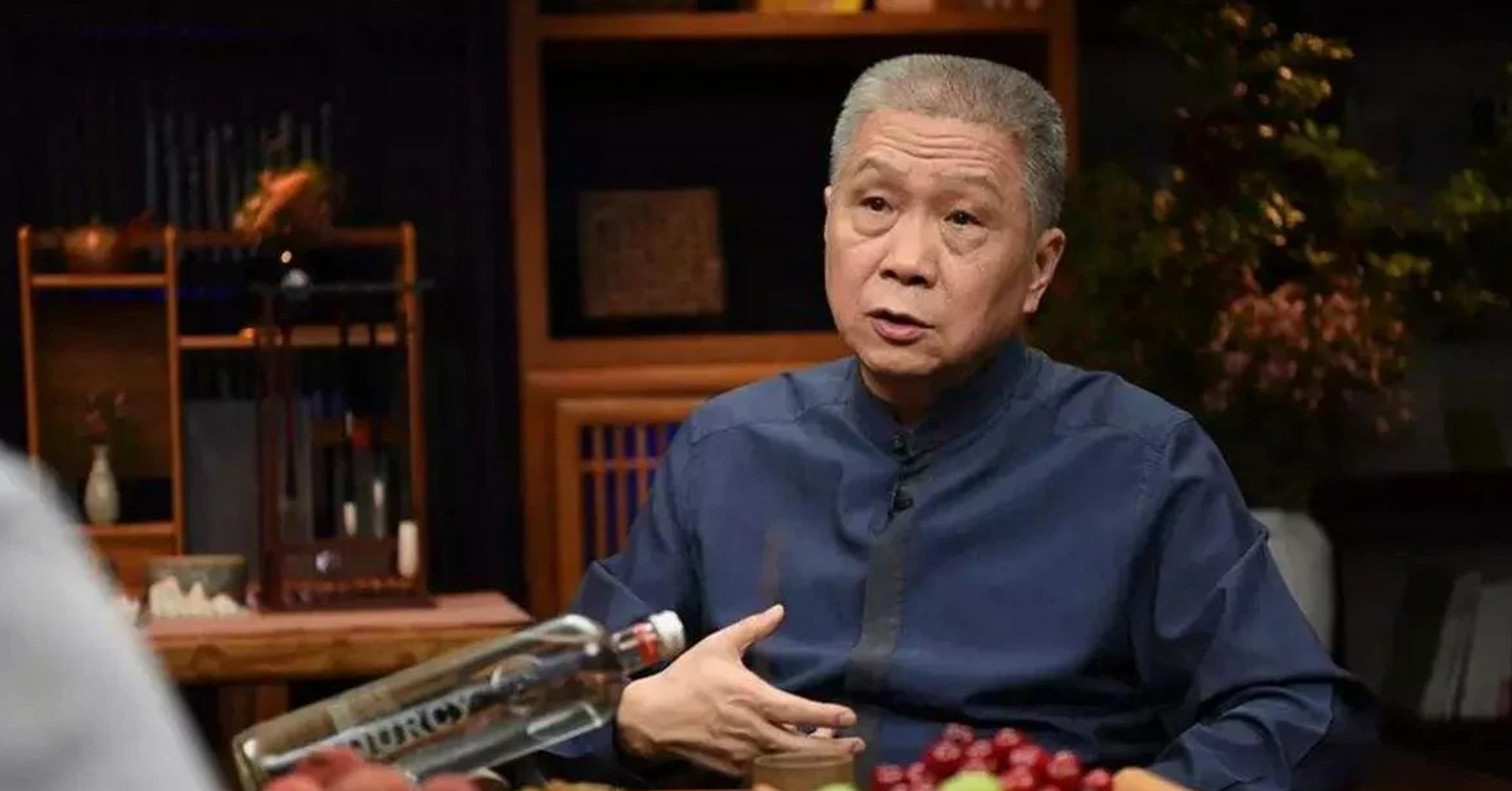 领到父亲骨灰的那一刻,马未都再也忍不住,嚎啕大哭起来:"其实放弃治疗