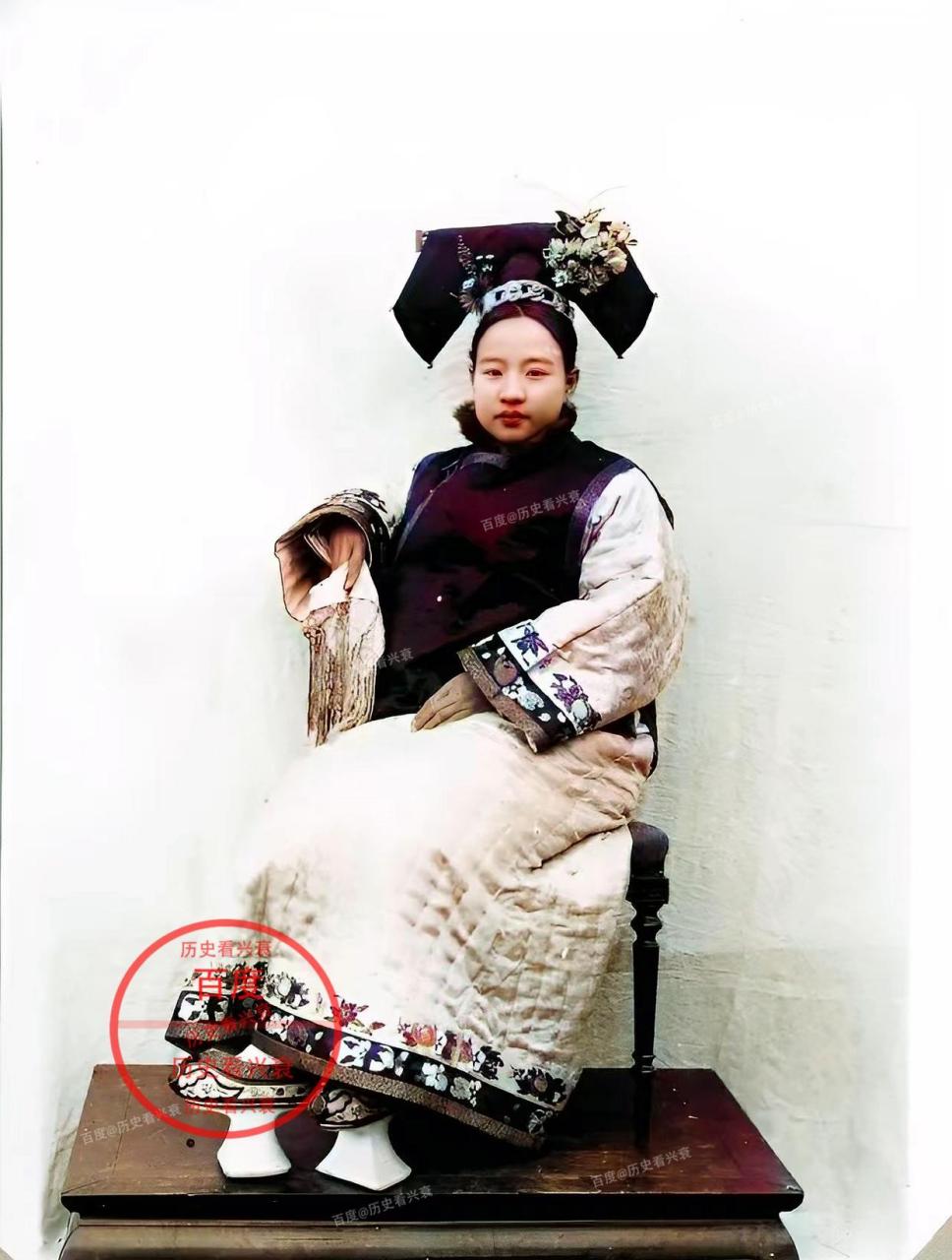 这是一名清朝的满族女子,她脚上穿的鞋子叫花盆底鞋,因为鞋底呈马蹄状