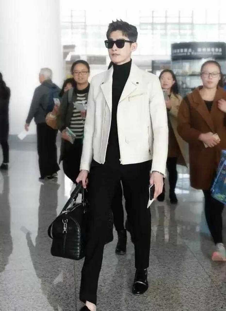 张翰,黑龙江大男孩,身高185cm,体重68kg,完美的模特身材.