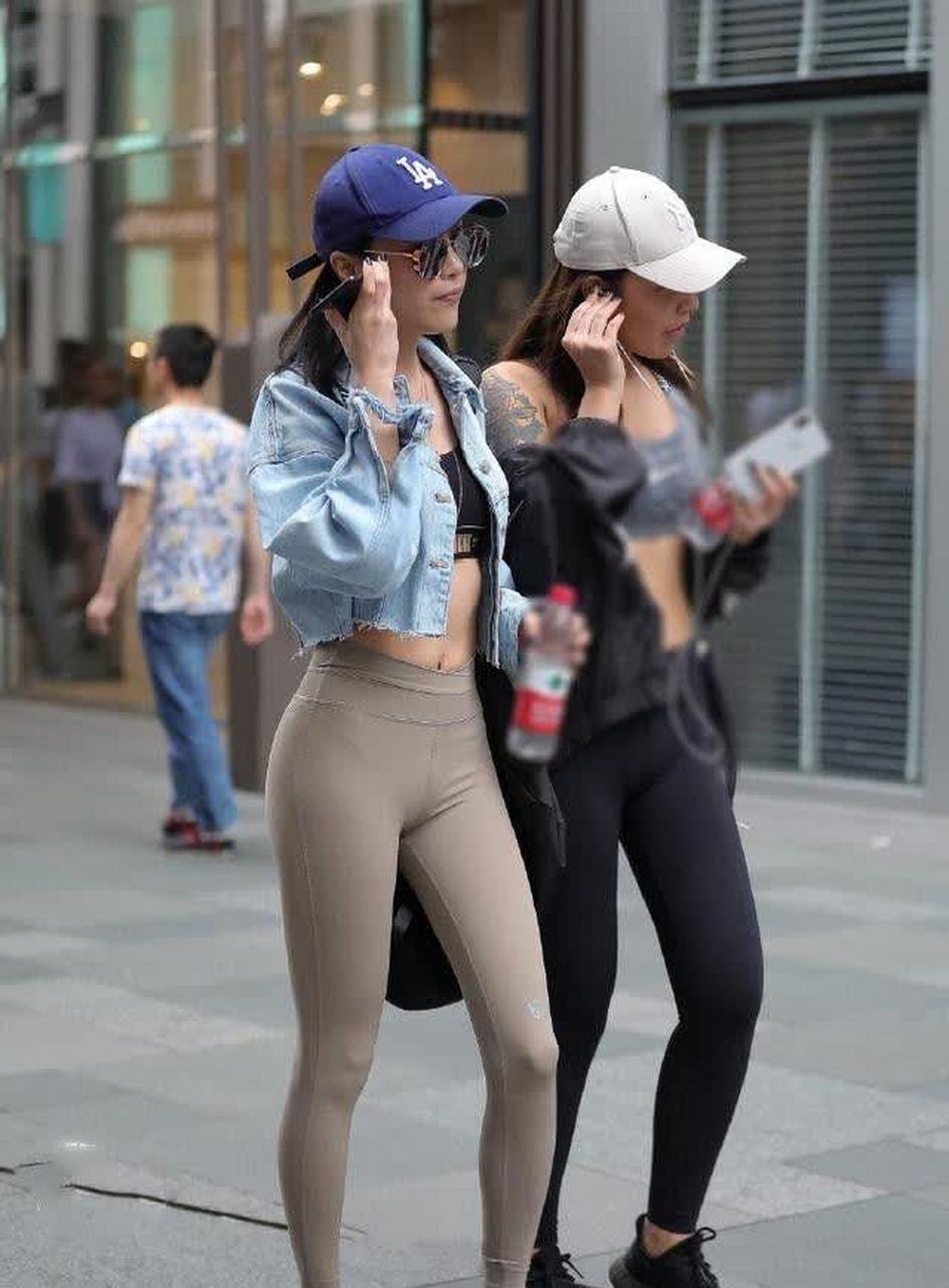 街拍:性感紧身打底裤小姐姐,身材丰满有型,展现的仪态万千
