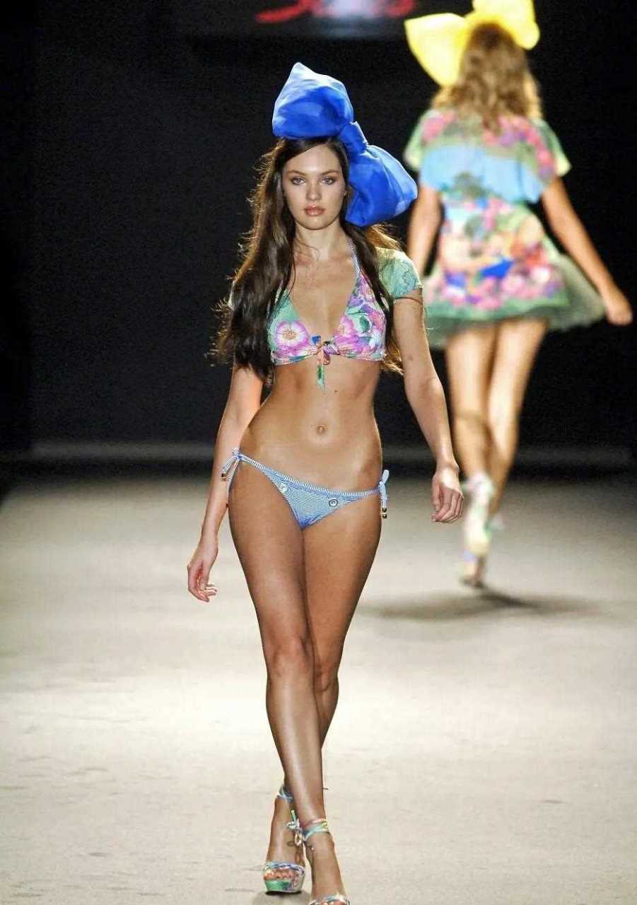 维密天使糖糖,2013年,t台秀.那个时候的糖糖好甜美