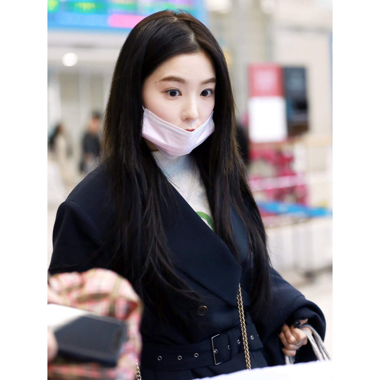 每日穿搭 irene裴珠泫日常生活私服穿搭分享 外套|普拉达 prada 包包