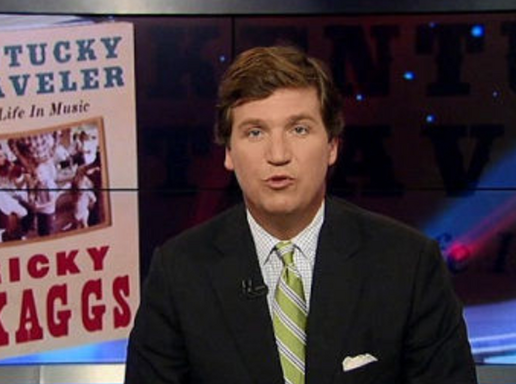 福克斯主持人怒斥拜登  美国福克斯新闻主持人塔克·卡尔森在其节目上