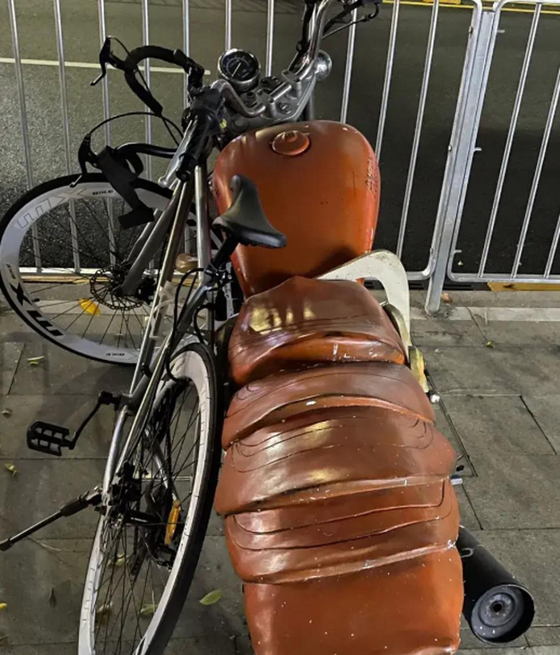 网友:车主是有多喜欢蟑螂,才会把车做成蟑螂的模样