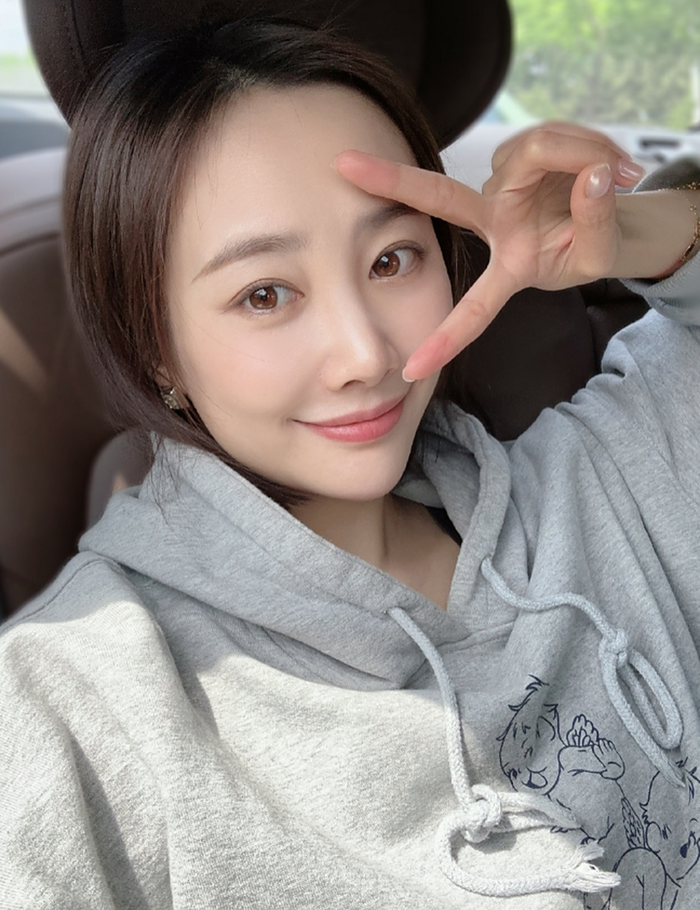 【恋情坐实 李纯马頔现身机场】5月8日,有记者拍到歌手马頔现身机场