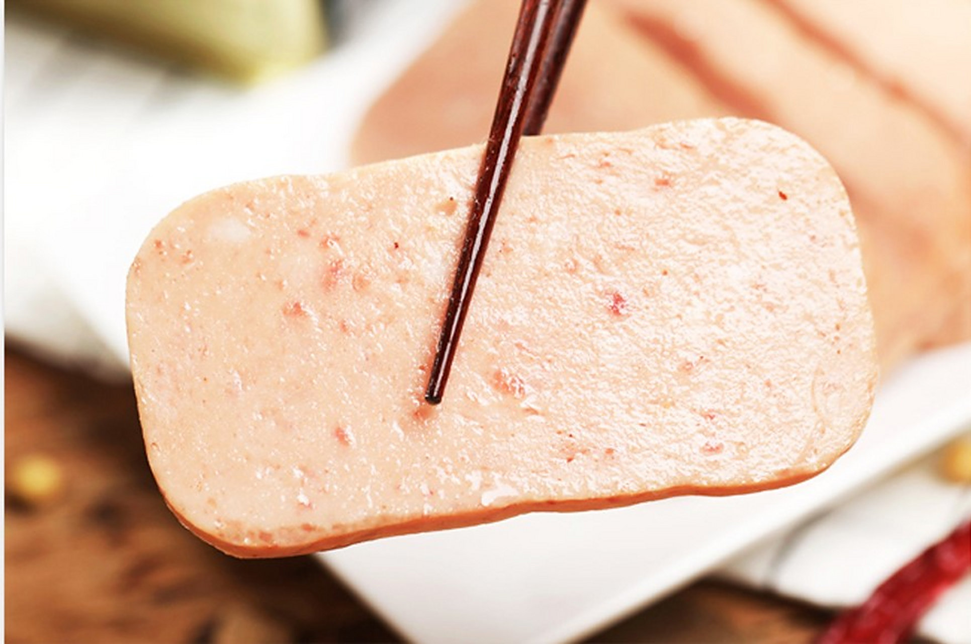 从小到大,中粮梅林午餐肉承载着无数人儿时的记忆,几乎已经成为国人