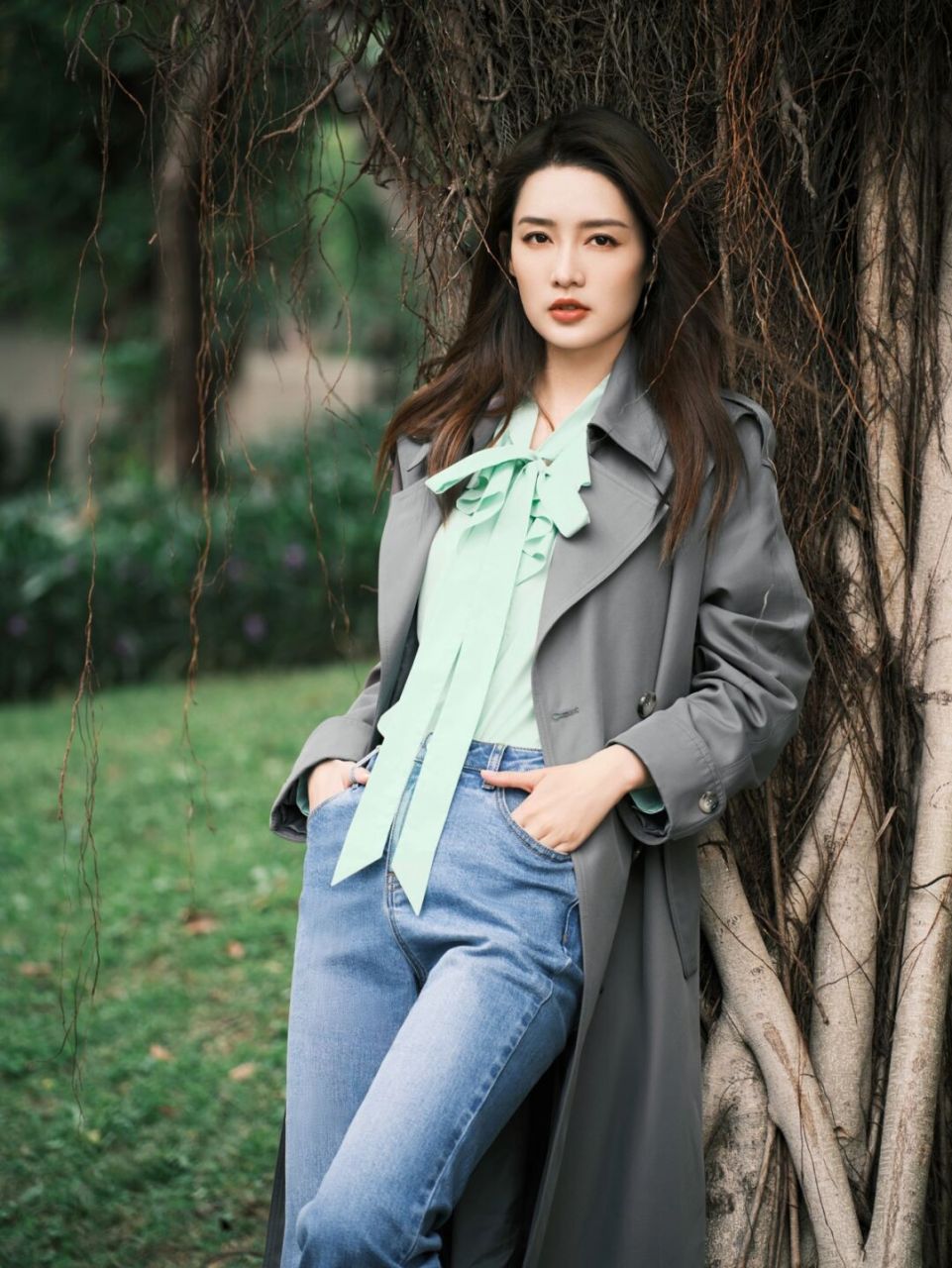 灰色风衣搭配绿色荷叶领衬衫和九分微喇叭裤, 一抹沁绿,点亮率性友排