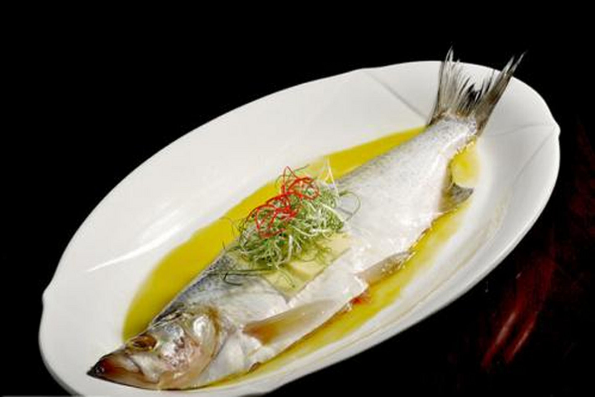 在吉林十大小吃里,首先要推荐的就是这道清蒸白鱼,之所以推荐是因为