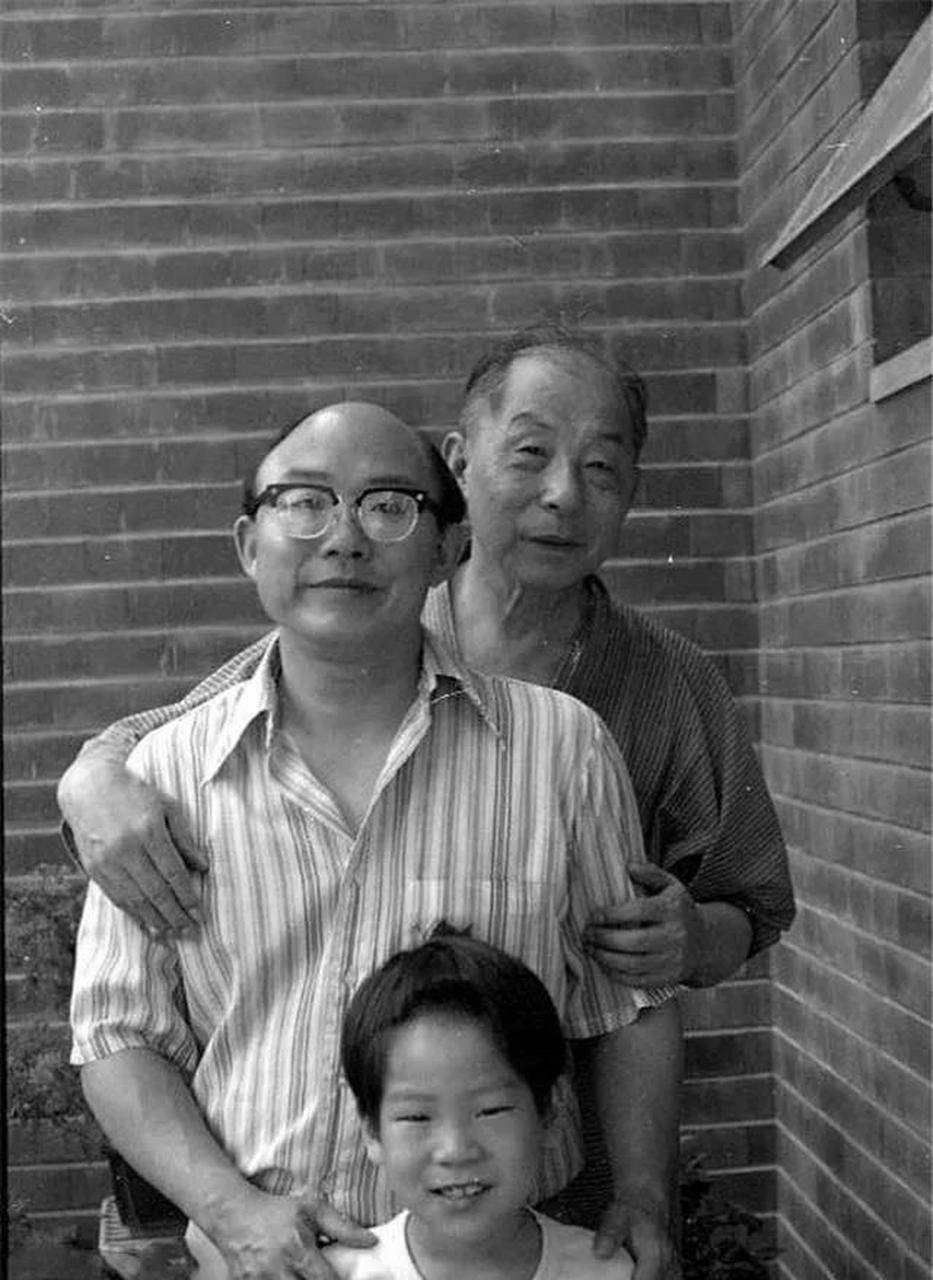 这是1975年,少帅和儿子张闾琳,孙子张居仰,一张罕见的合影,照片中的他