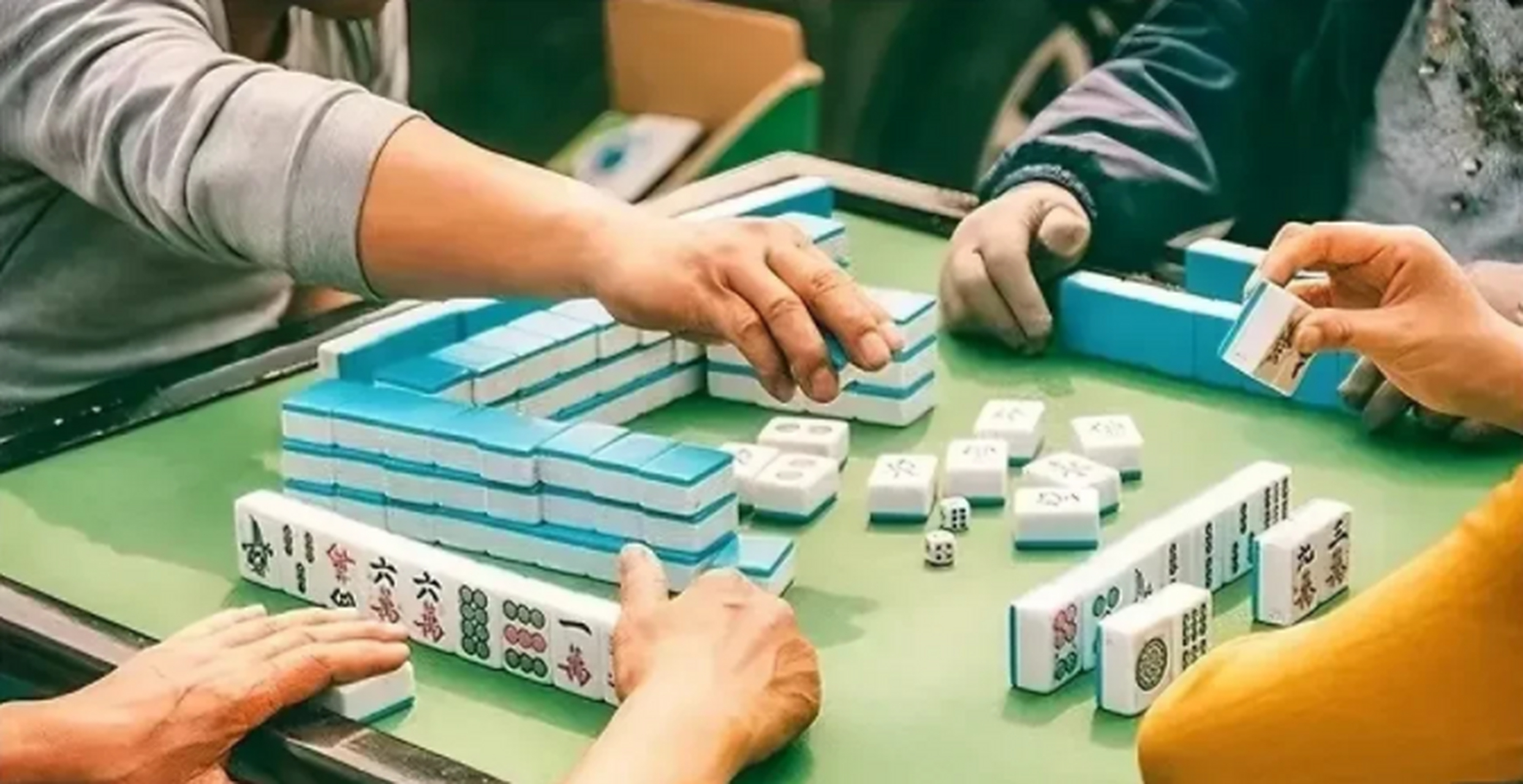 江西景德镇,某麻将馆内,四人正在愉快的打麻将,突然一女麻友不知何