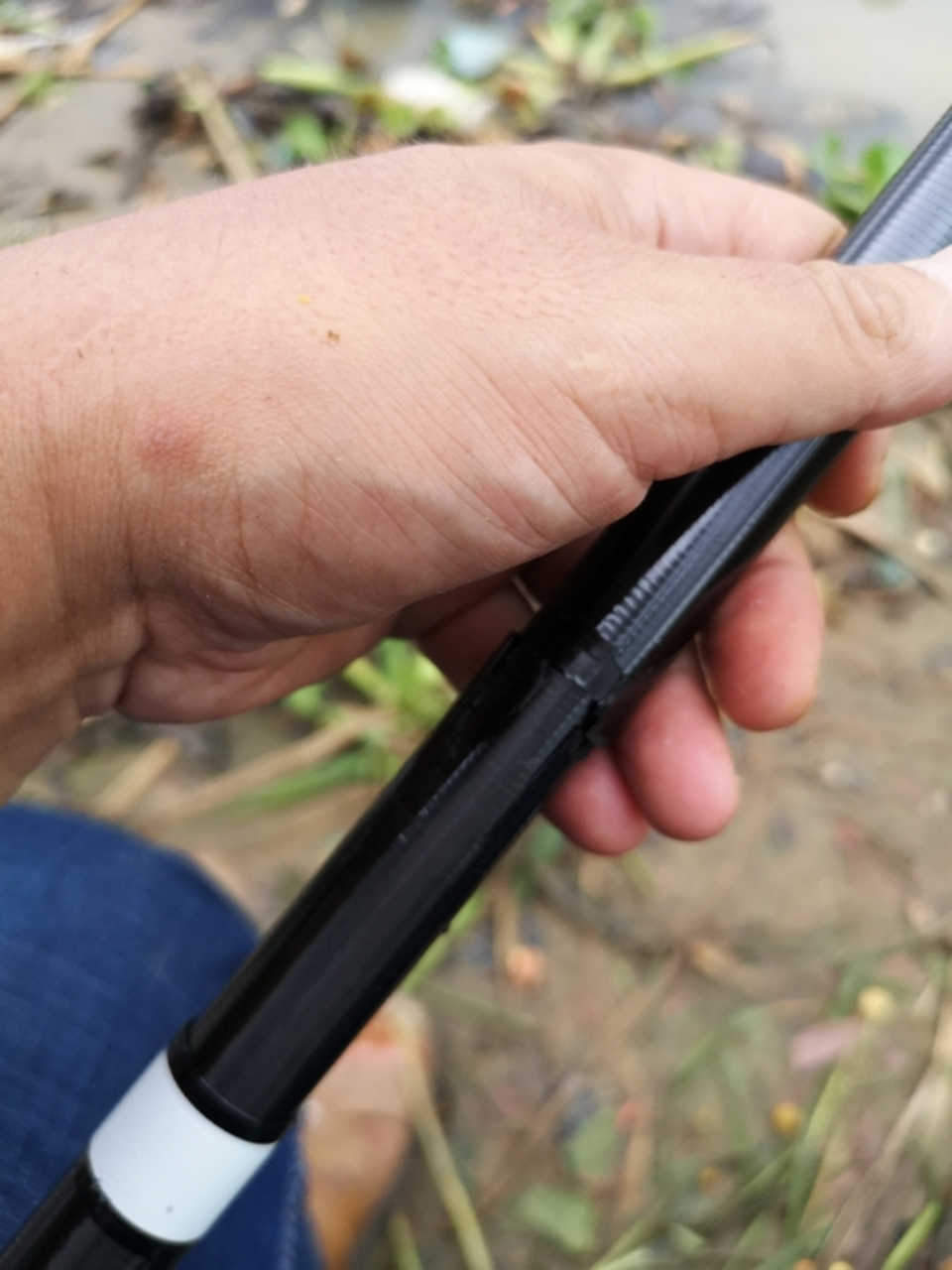 爆竿鱼竿:钓指甲非爆手把节导致怼脸上破相 钓一条指甲非爆手把节