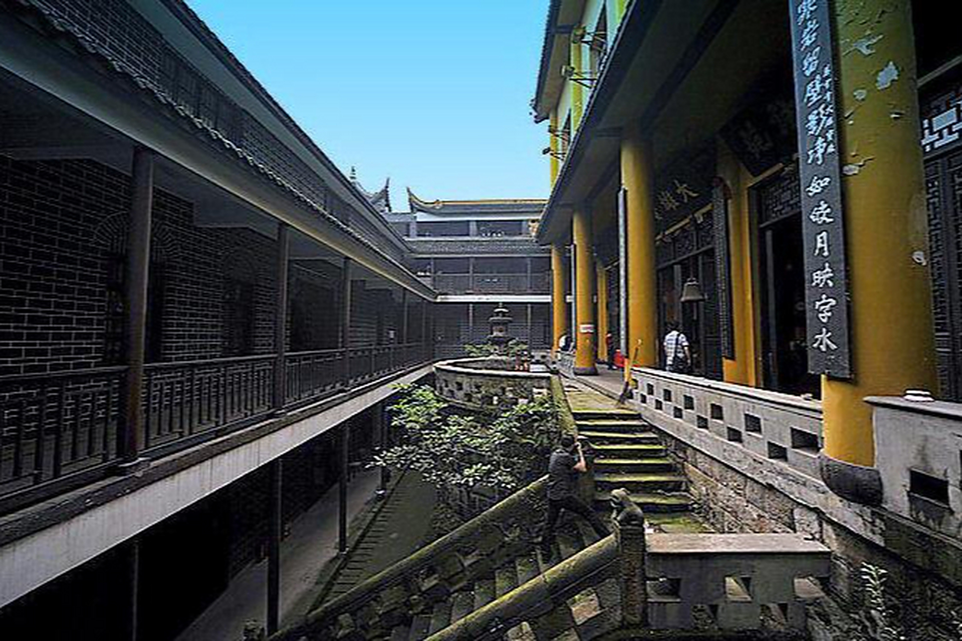 重庆慈云寺:位于玄坛庙狮子山麓,是重庆十大著名寺庙之一.