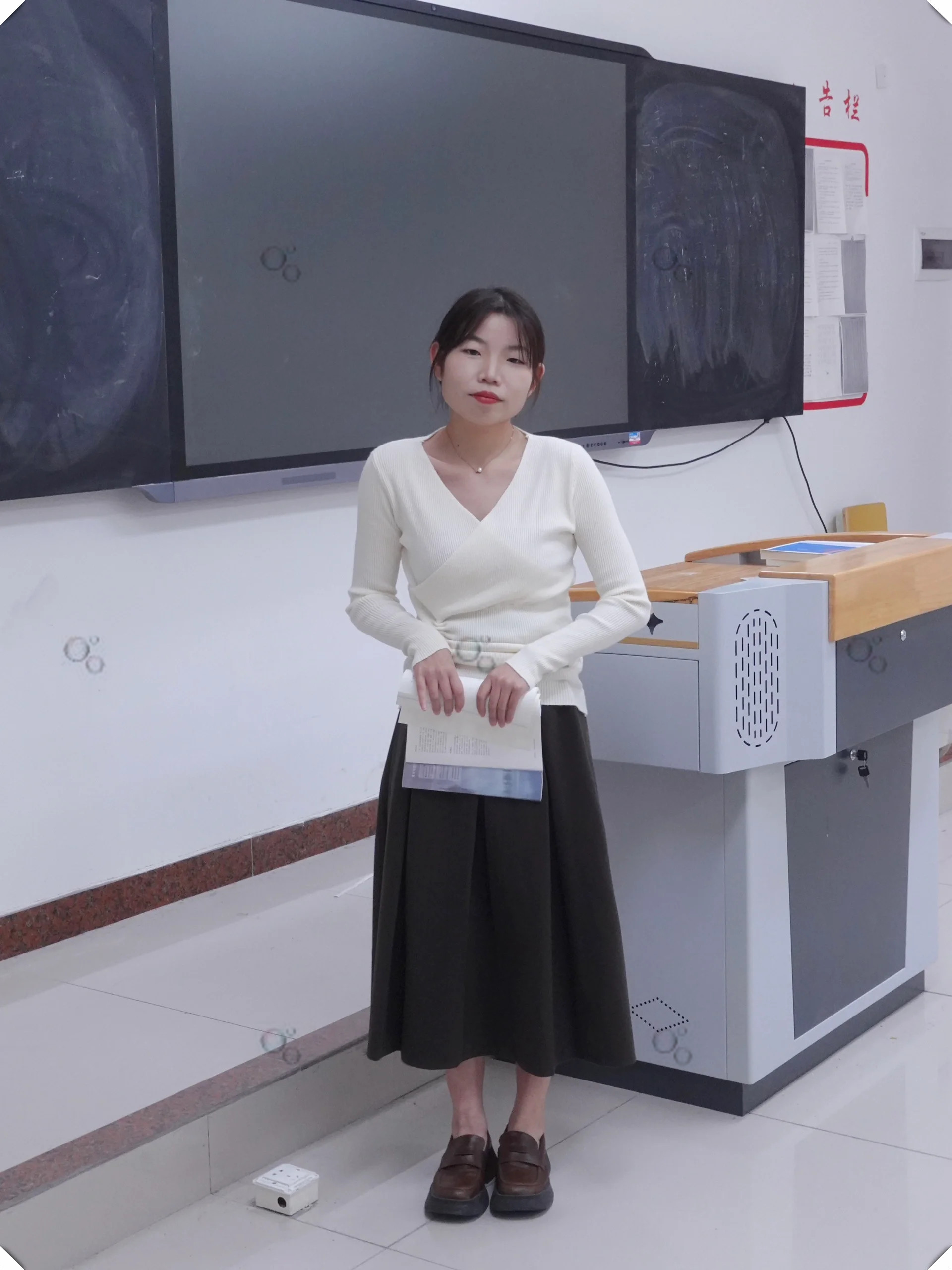 让人一见倾心; 米色针织v领衫,百搭不出错,从容应对面试; 小个子女生