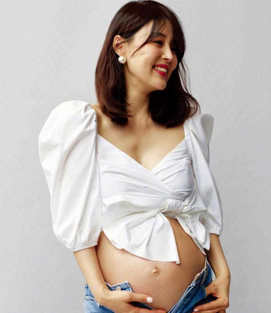 37岁韩智慧孕肚待产照嫩如少女!近日,据韩媒报道,韩国女星韩智慧于6