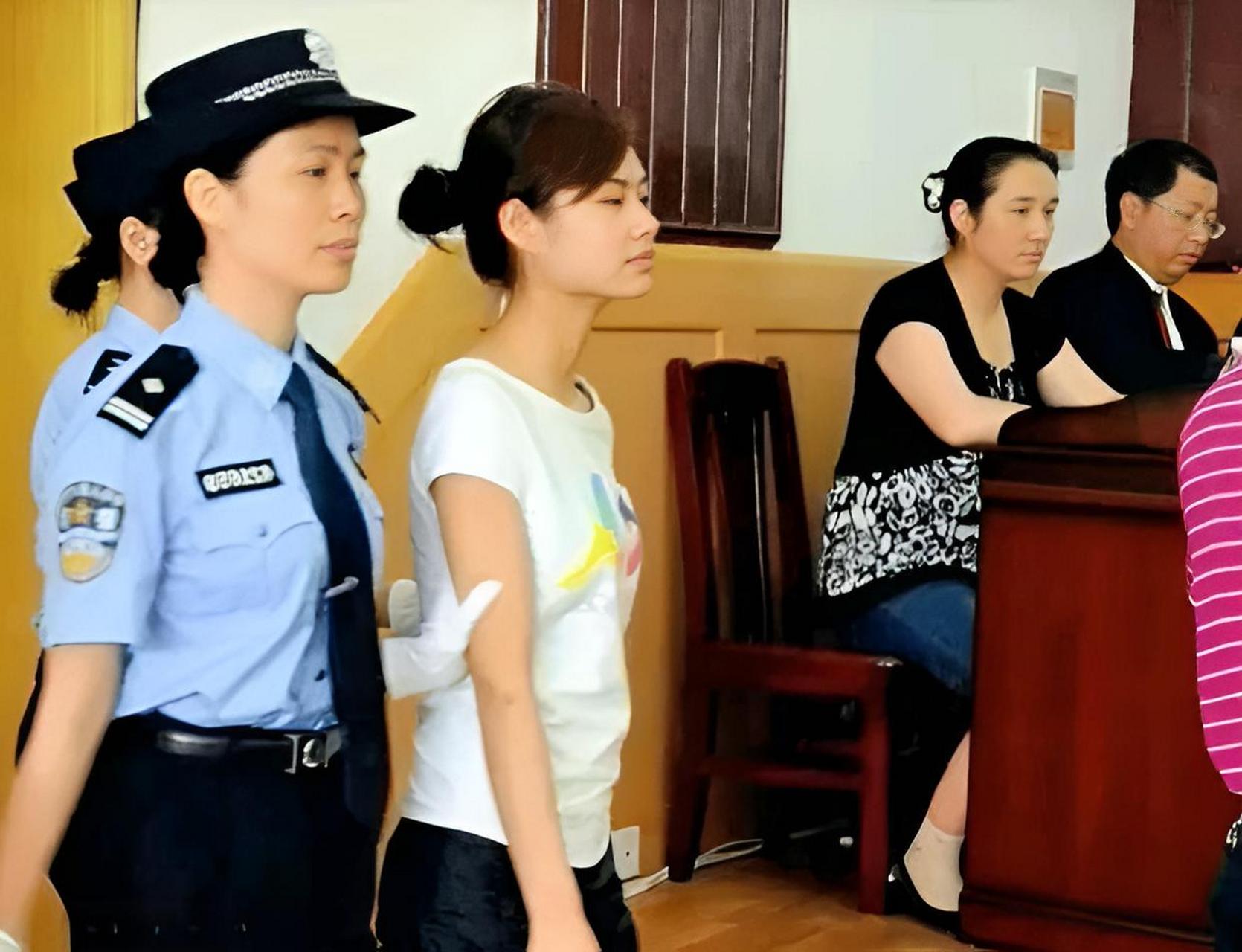 邓玉娇被迫和他们一起