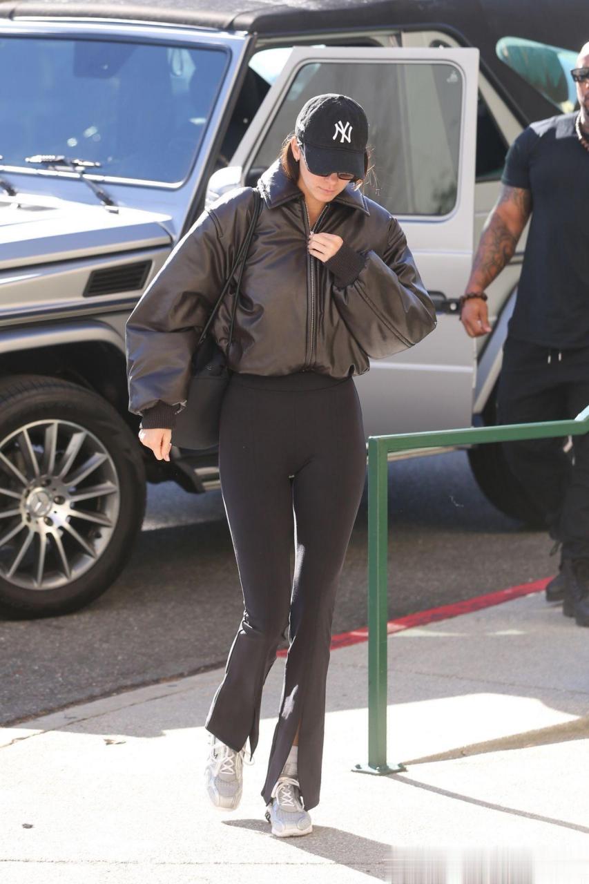 超模肯达尔·詹娜一身瑜伽衣裤出门健身她已经70斤了却依然坚持健身