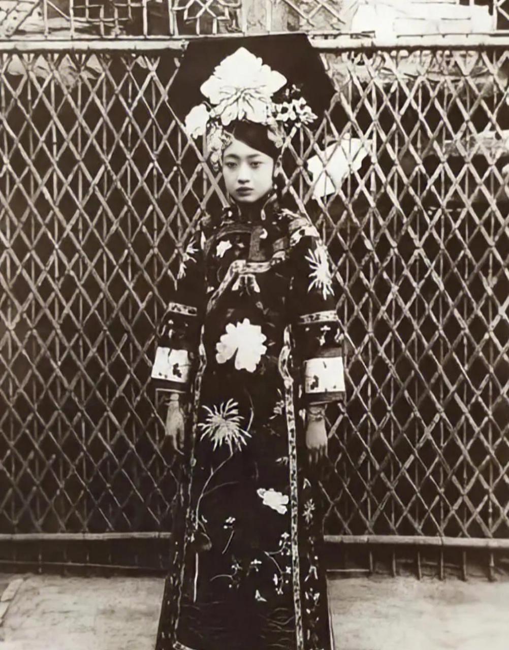 末代皇后婉容还是现代装好看多了