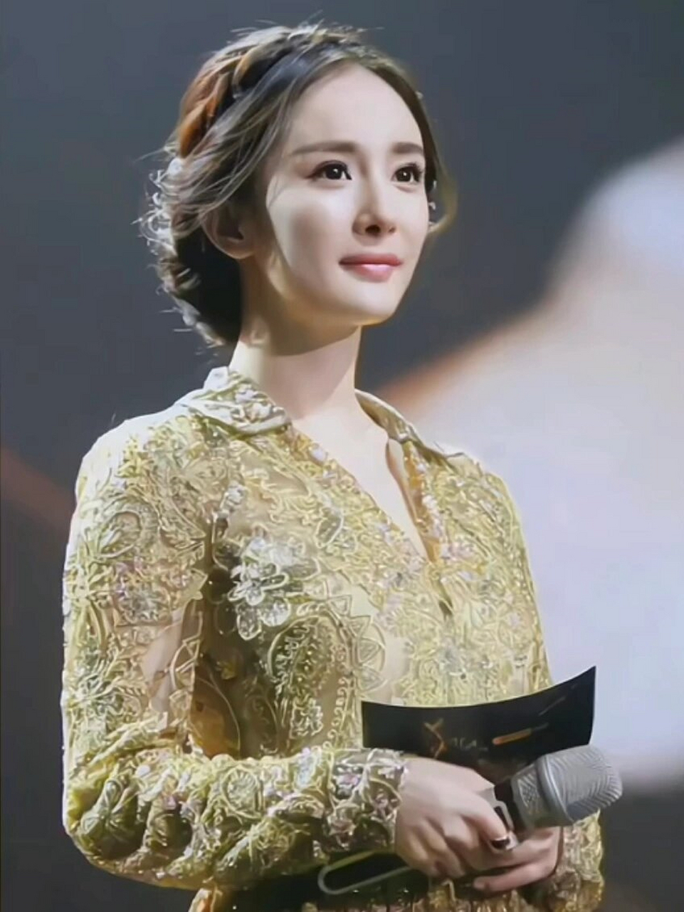 总感觉这是杨幂的颜值巅峰时期  不论何时何地,杨幂的美丽总是让人