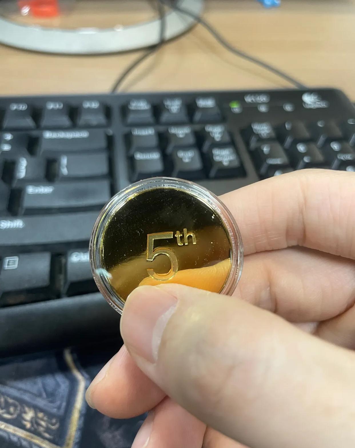 公司发的周年纪念币听说是纯金的