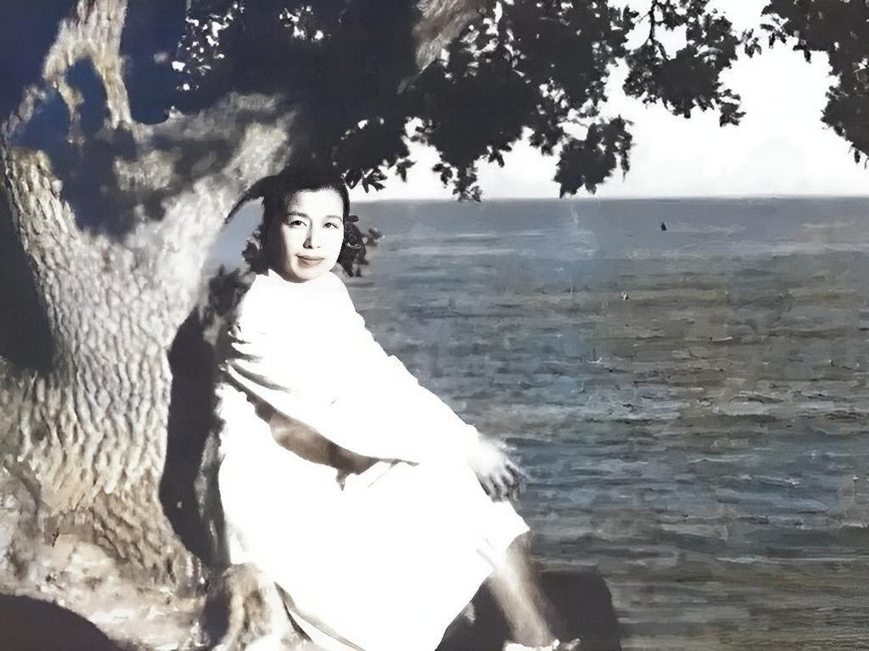 1952年,李云鹤正在苏联疗养,当时她38岁,依旧美丽的脸庞,优雅的身材