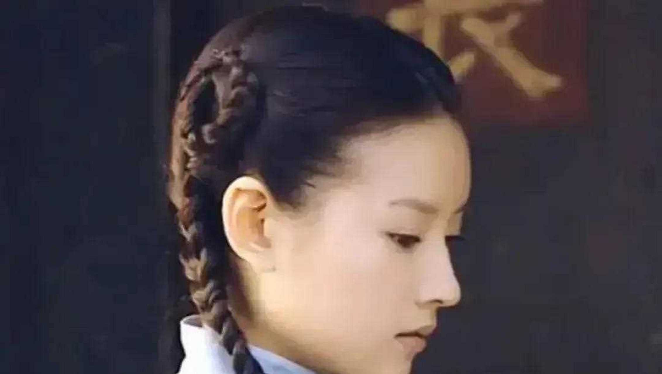 董洁的侧颜实在太美了,清秀,纯洁,能瞬间给人留下深刻的印象.