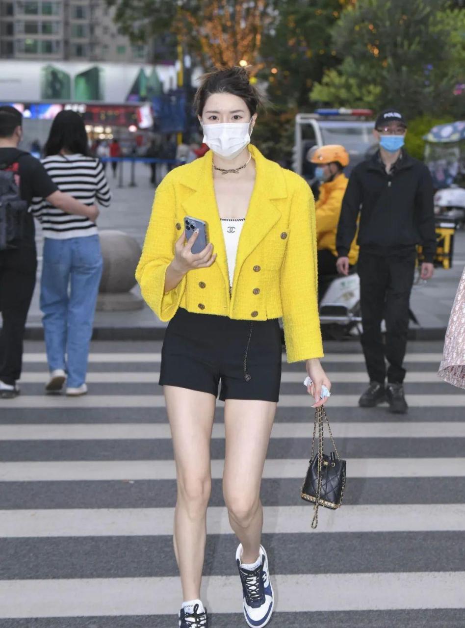 穿黄衣的时尚女生 #娱乐