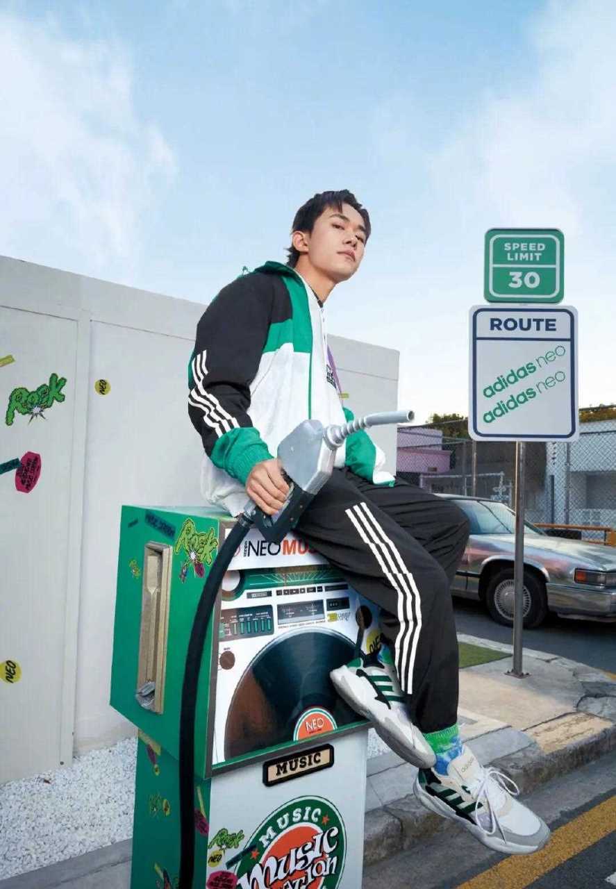 易烊千玺adidasneo 绿色系运动服&脏辫[心] 街头玩转时尚,青魅力[钱袋