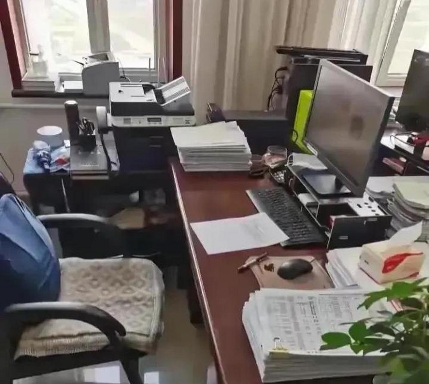 网友:原来公务员的办公室环境这么好,难怪人人都抢着去考公务员呢!