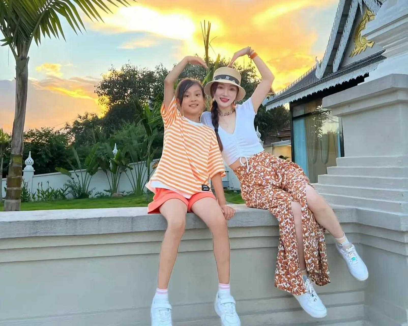 李小璐晒甜馨最新照片,不像母女像姐妹,又白又漂亮,主要举手投足间