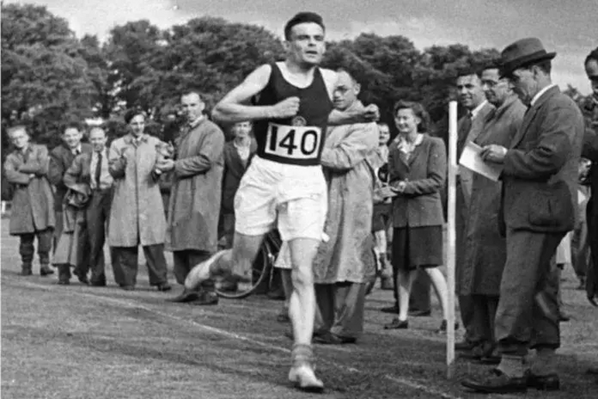 阿兰·图灵,著名的英国数学家和逻辑学家,在二战中协助军方破解了著名