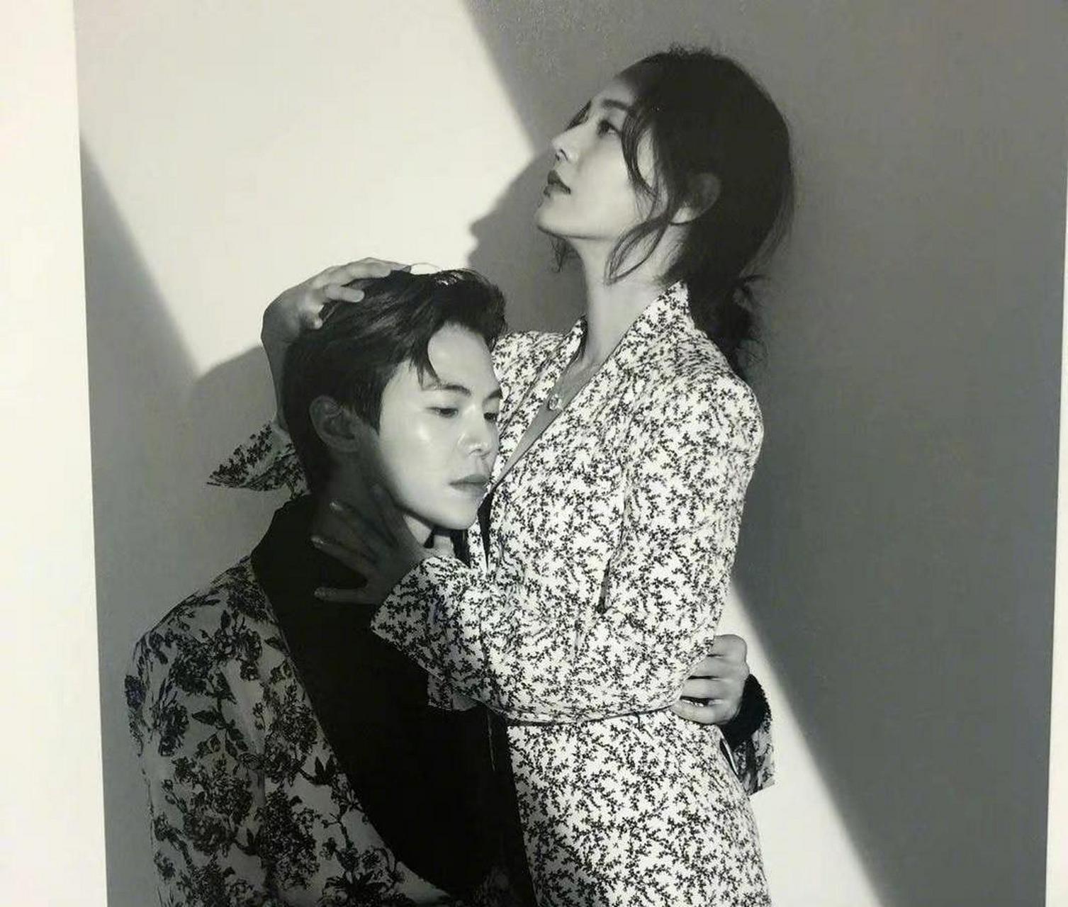 如此亲密拍大片,只有一个理由,那就是柳真和朴殷硕要在《顶楼2》里