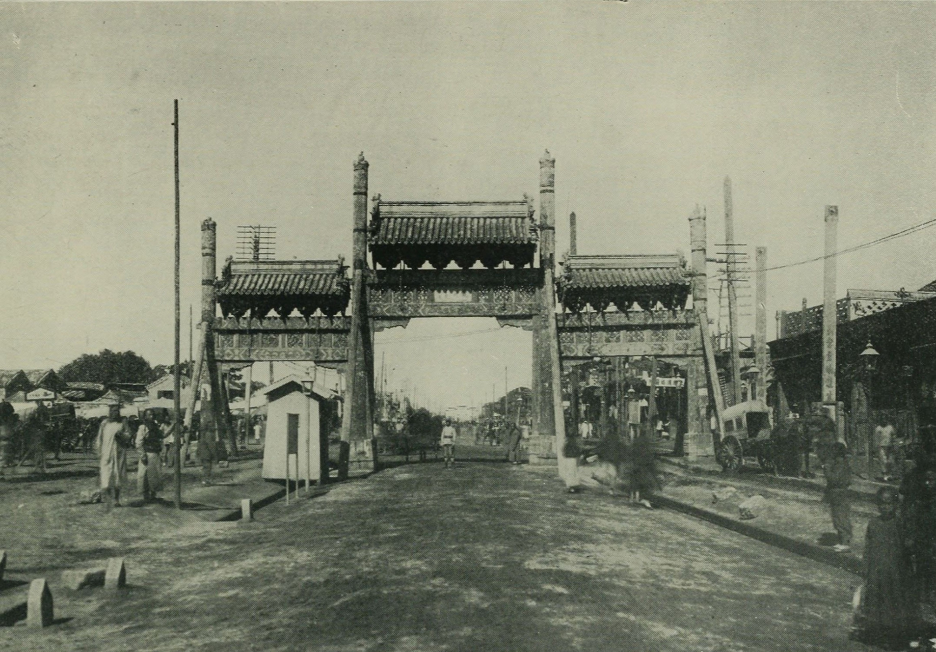 图为北京的东单牌楼,牌楼于1948年被拆掉.