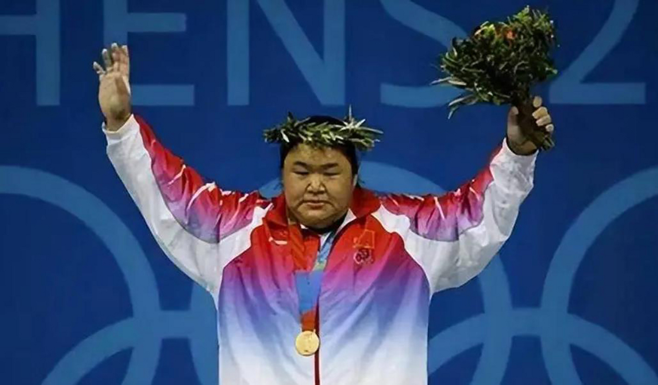 2004年,我国举重运动员唐功红,在雅典奥运会上,为了赢得金牌,挑战自己