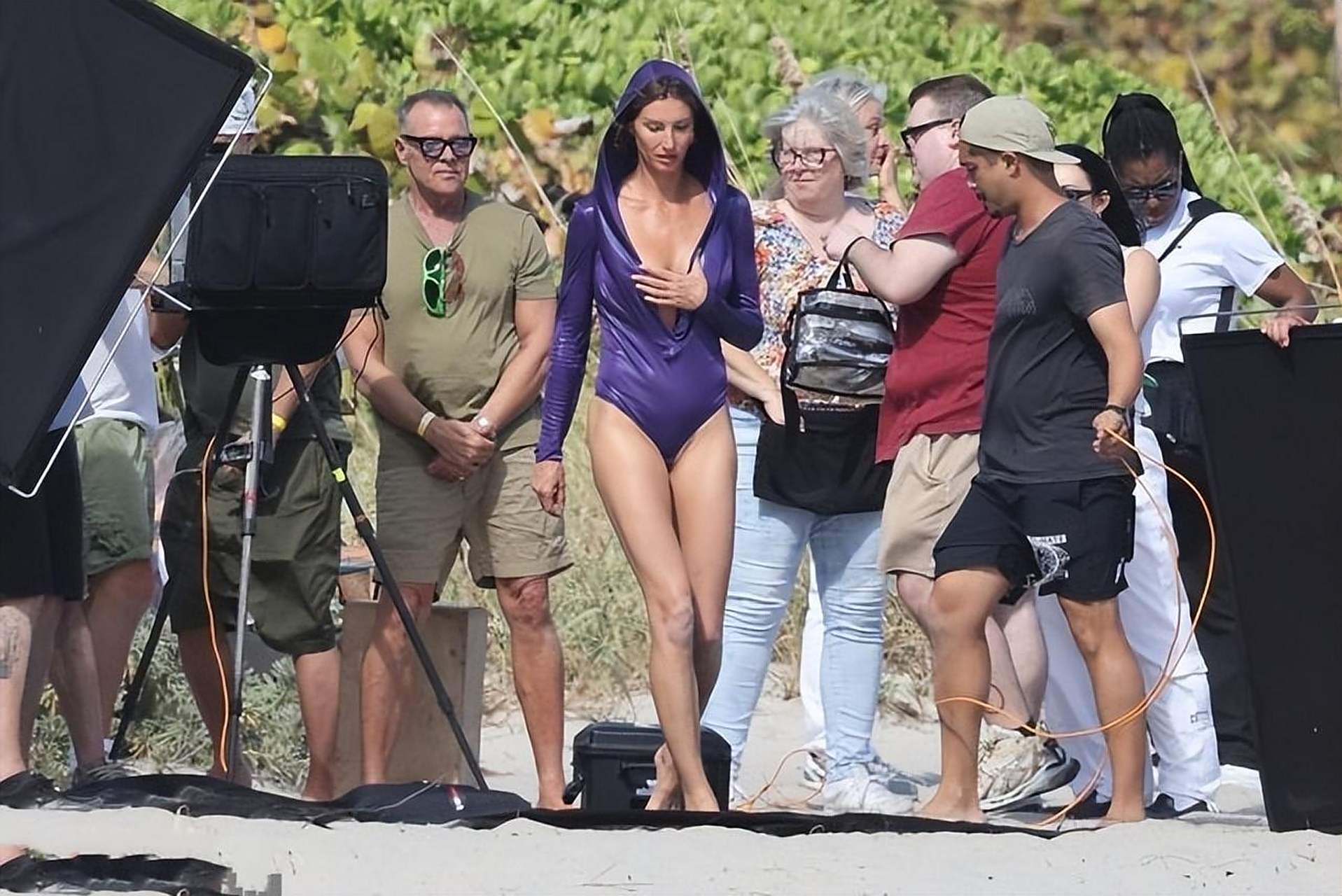 42岁的顶级模特吉赛尔·邦辰现身海滩