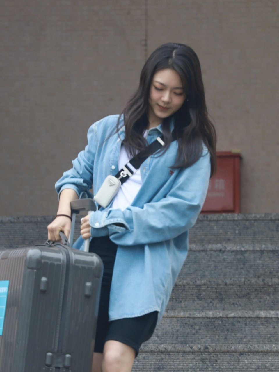 赵今麦花儿与少年路透私服,青春大学生麦麦!