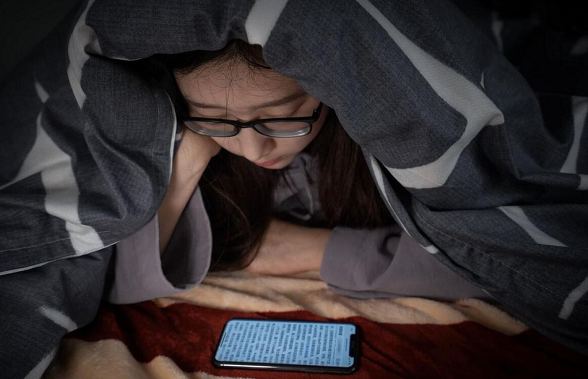 习惯一:熬夜晚睡 睡眠不足容易造成身体代谢缓慢,并且还会出现内