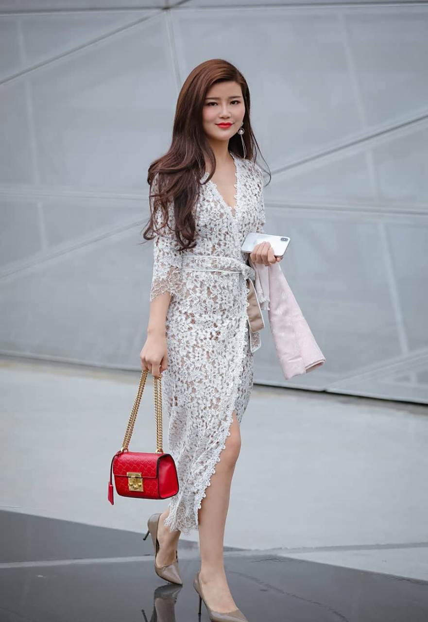 街拍:蕾丝裙就透着股性感,小姐姐穿上隐隐约约显身形