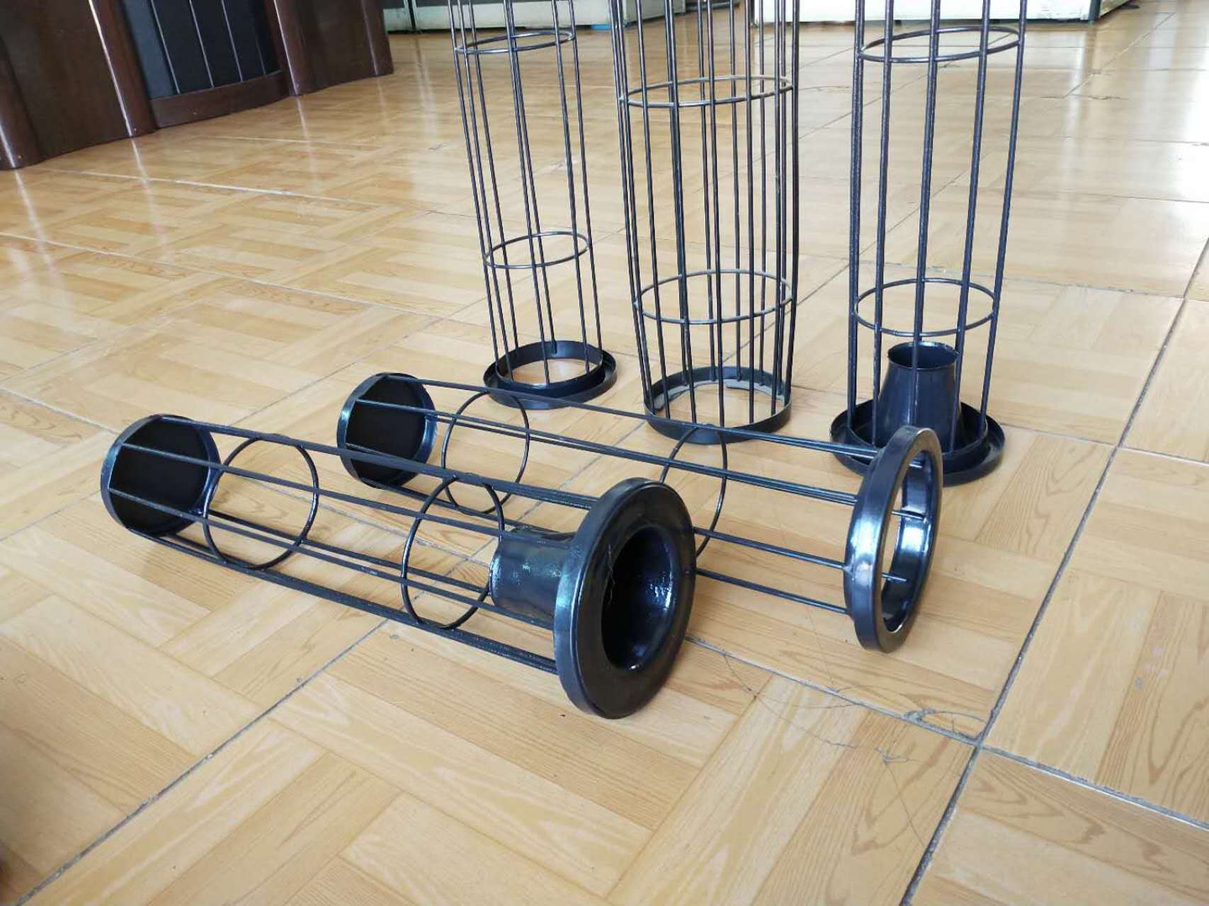 除尘器骨架的优缺点 除尘器骨架是除尘器中布袋的支撑结构,通常由金属