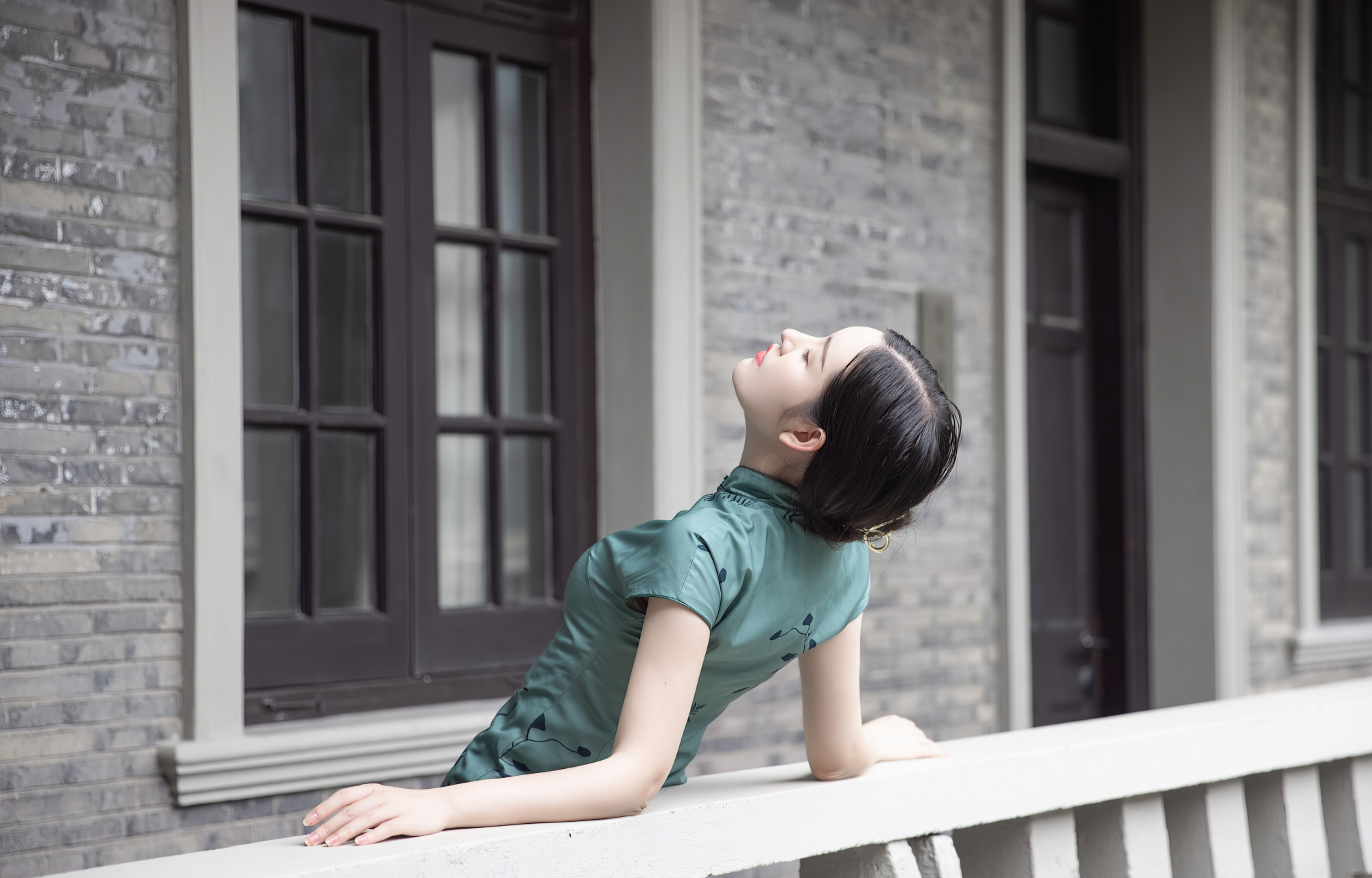 性感写真发布,古典浪漫的韵味旗袍与极致丝袜,妩媚多姿的诱人身段魅惑