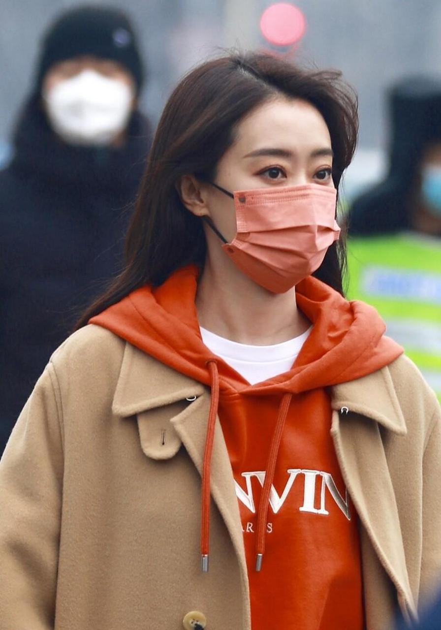 张小斐现身2022央视春晚第二次大联排 着驼色大衣下班心情好