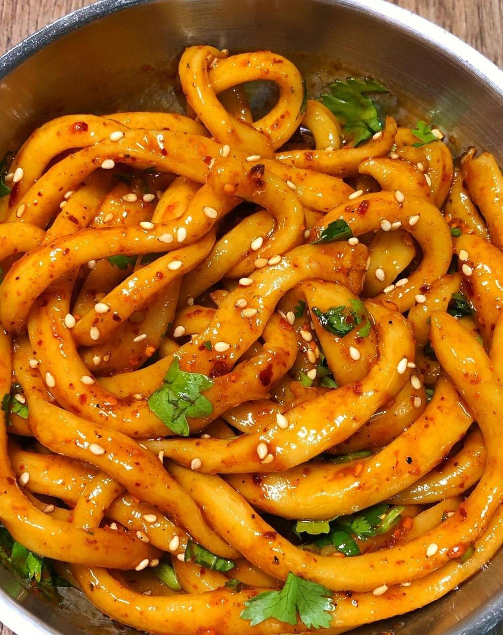 特别想吃!今天正好周末有时间,老妈又做了油泼棍棍面给我吃!